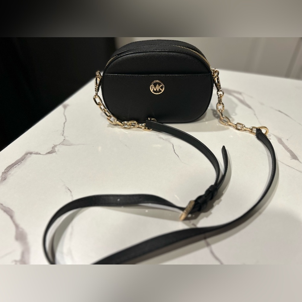 Micheal Kors Oval Jet Set